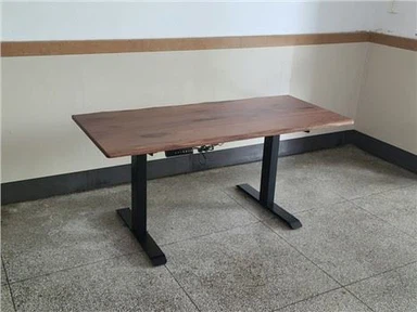 Biurko z elektrycznym podnośnikiem Litego drewna